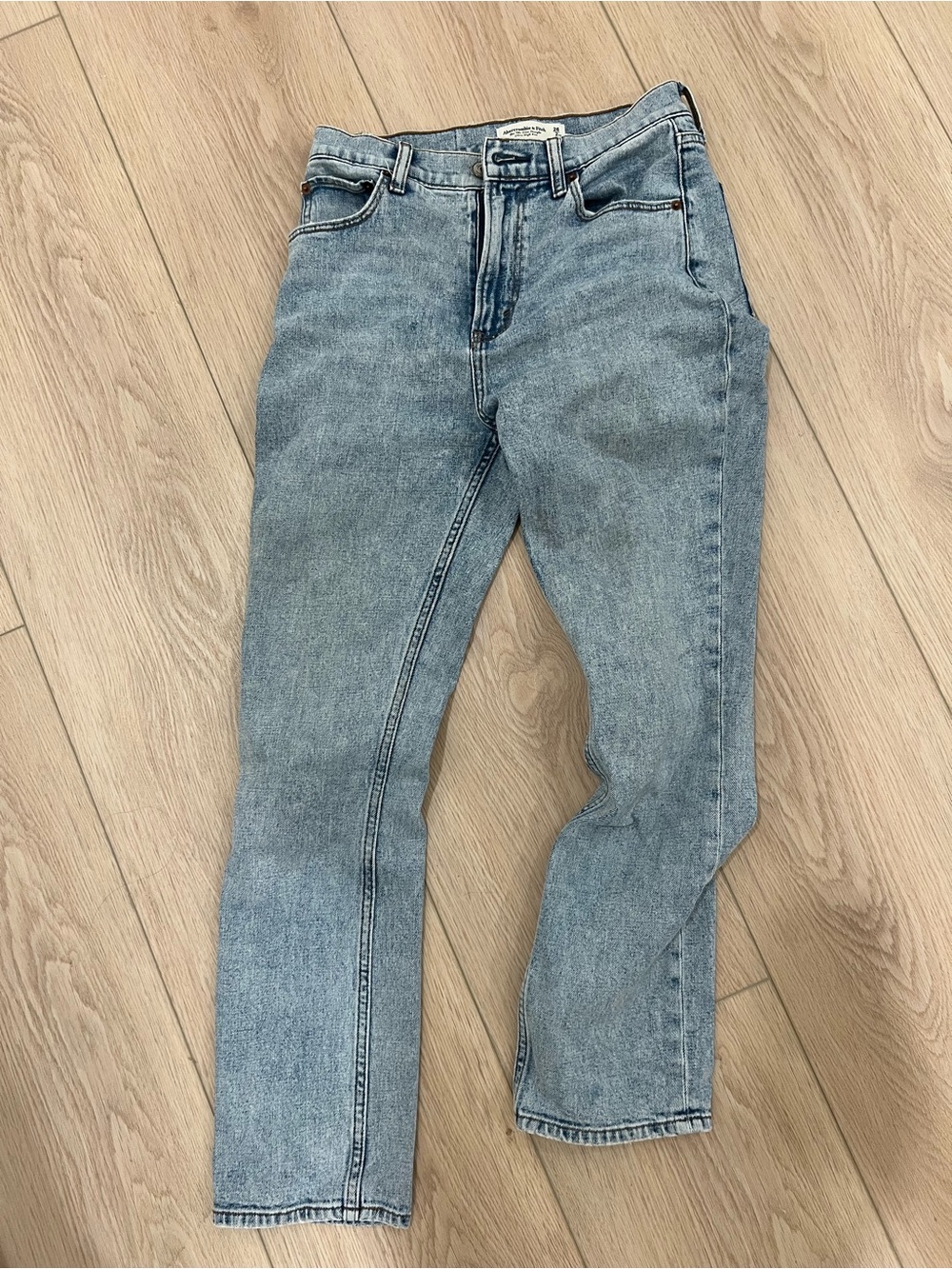 Abercrombie & Fitch 90’s slim Straight Leg Light Wash Jeans (extra short)